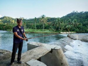 Sandiaga Uno Apresiasi Konsep Konservasi Desa Wisata Nyarai, Sempat Pancing Ikan