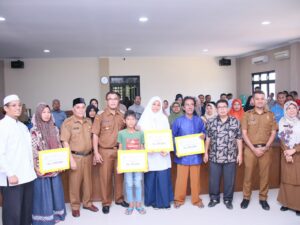 Pj. Wali Kota Payakumbuh Rida Ananda menyerahkan bantuan dan beasiswa cerdas berkarakter kepada 40 penerima di Aula Dinas Pendidikan