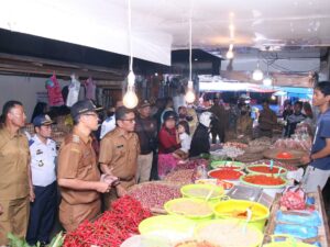 Pj Wali Kota Payakumbuh Rida Ananda melakukan pemantauan terhadap ketersediaan dan harga kebutuhan pokok di daerah tersebut