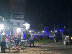 Polsek Sungai Rumbai, Polres Dharmasraya, menurunkan personelnya untuk melakukan kegiatan patroli pada jam-jam rawan di Jalinsum.