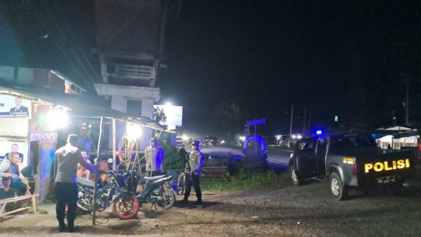 Polsek Sungai Rumbai, Polres Dharmasraya, menurunkan personelnya untuk melakukan kegiatan patroli pada jam-jam rawan di Jalinsum.