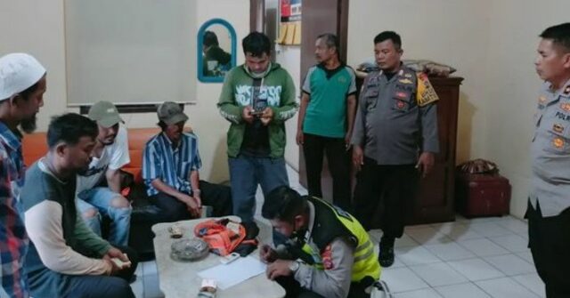 Enam orang juru parkir liar ditertibkan oleh Polsek Padang Barat pada Kamis (27/4/2023). Para juru parkir liar itu diamankan karena dinilai.