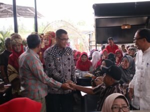 Pj Wali Kota Payakumbuh, Rida Ananda menghadiri halalbihalal akbar lintas angkatan SMEAN/SMKN 1 Payakumbuh di Agam Jua Cafe, Batang Agam,