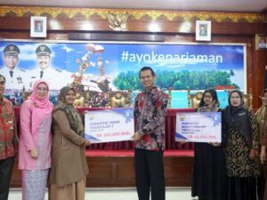 Wako Pariaman Serahkan Insentif untuk 383 Guru PAUD