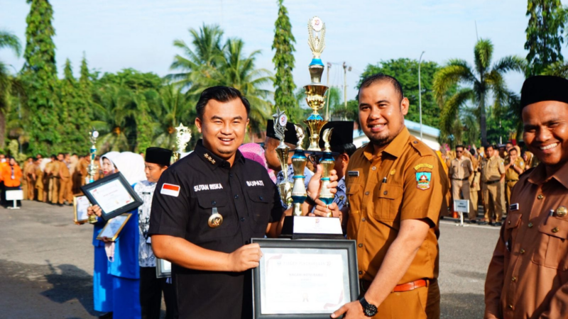 Bupati Dharmasraya, Sutan Riska Tuanku Kerajaan menyerahkan tropi penghargaan kepada para pemenang peserta lomba dalam rangka memeriahkan HUT