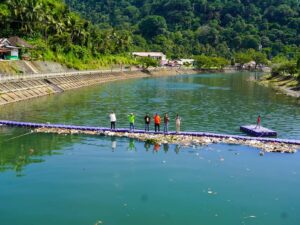 Pemko Padang Pasang Kubus Apung, Warga Diimbau Tak Lagi Buang Sampah ke Sungai