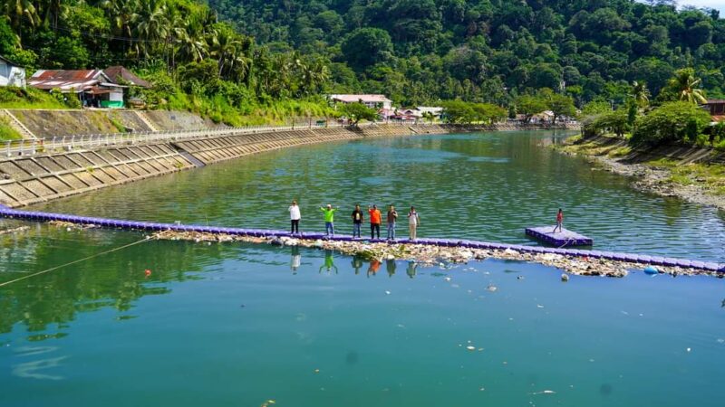 Pemko Padang Pasang Kubus Apung, Warga Diimbau Tak Lagi Buang Sampah ke Sungai