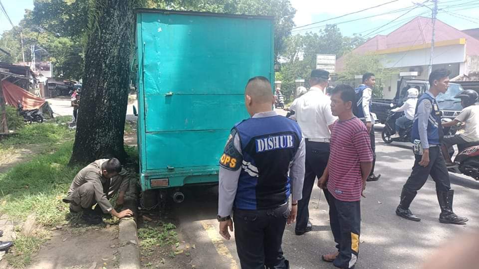 Dishub Padang Tertibkan Kendaraan Parkir Di Badan Jalan, Kena Derek Dan ...