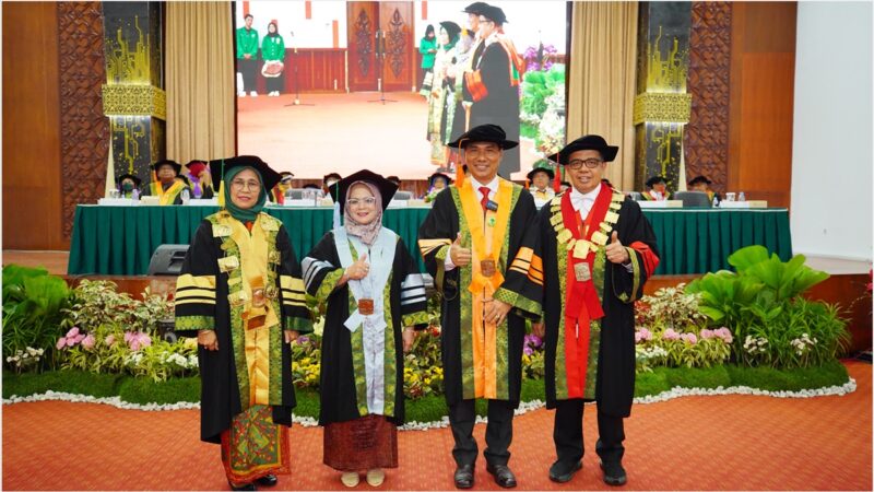 Unand Kukuhkan Prof. Asrinaldi dan Prof. Ratni Jadi Guru Besar