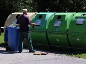 Mengubah Gaya Hidup Melalui 'Bank Sampah'