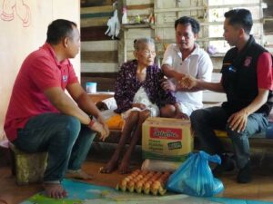 Pemkab Dharmasraya Salurkan Bantuan untuk Lansia Rentan