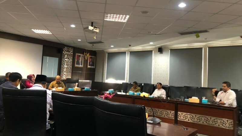 Rapat dengan Sekdaprov, DPRD Sumbar Minta Orang Partai Tak Jadi Pengurus Masjid Raya