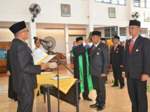 Wali Kota Padang Hendri Septa melantik dan mengambil sumpah jabatan lima pejabat eselon II, Senin (22/5/2023) di Palanta Rumah Dinas Wako.