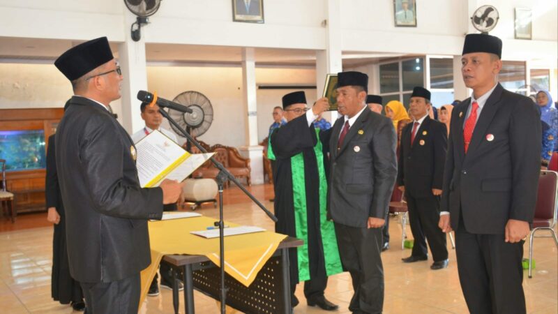 Wali Kota Padang Hendri Septa melantik dan mengambil sumpah jabatan lima pejabat eselon II, Senin (22/5/2023) di Palanta Rumah Dinas Wako.