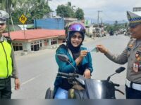 Polres Sawahlunto Beri Hadiah pada Pengendara yang Tertib Berlalu Lintas