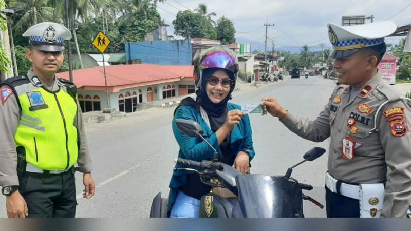 Polres Sawahlunto Beri Hadiah pada Pengendara yang Tertib Berlalu Lintas