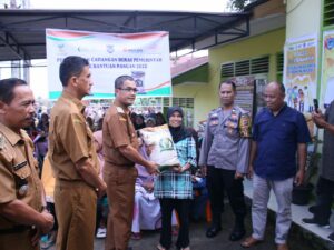 Penjabat (Pj) Wali Kota Payakumbuh Rida Ananda menyerahkan cadangan beras pemerintah untuk bantuan pangan 2023 kepada sekitar 140 warga