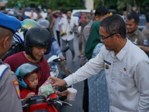 Pj. Wali Kota Payakumbuh bersama Polres Payakumbuh dan Himpunan Pengusaha Muda Indonesia (HIPMI) Payakumbuh berbagi takjil kepada masyarakat