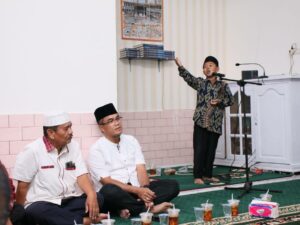 Pj. Wali Kota Payakumbuh Rida Ananda menghadiri undangan buka puasa bersama jamaah Musala Baitul Huda, Kelurahan Tiakar, Minggu (16/4/2023).