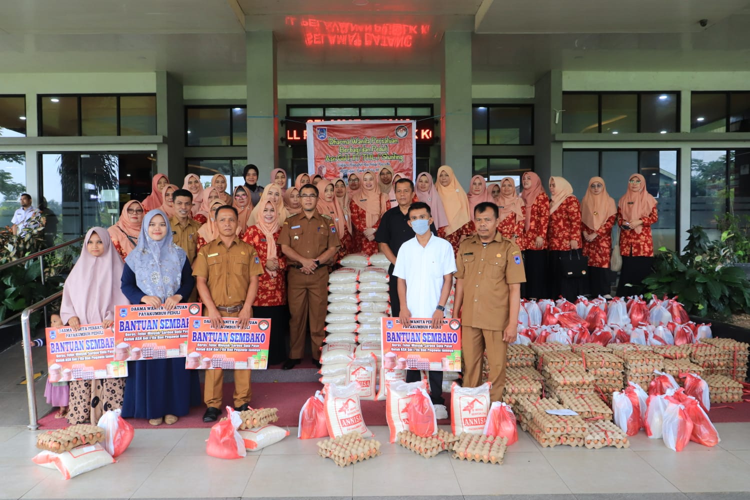 Penjabat Wali Kota Payakumbuh Rida Ananda bersama Dharma Wanita Persatuan (DWP) Kota Payakumbuh menyerahkan bantuan sembako dalam kegiatan
