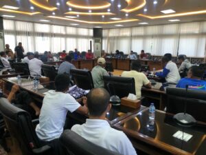 DPRD Sumbar menerima kunjungan puluhan buruh yang tergabung dalam berbagai organisasi buruh pada Selasa (2/5/2023). Organisasi buruh