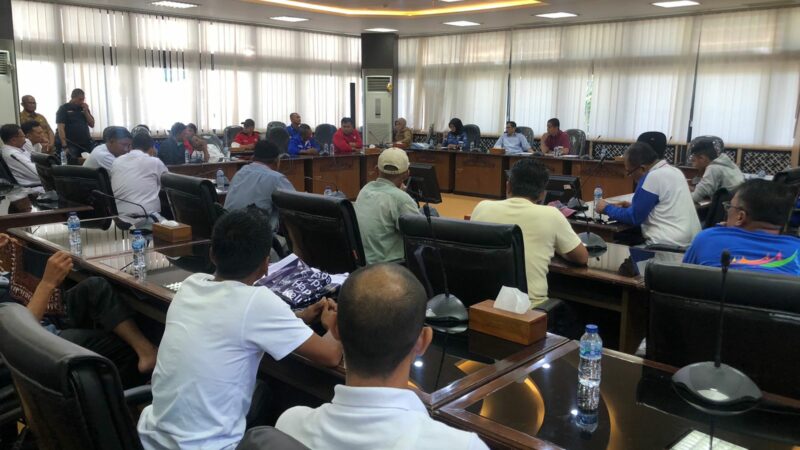 DPRD Sumbar menerima kunjungan puluhan buruh yang tergabung dalam berbagai organisasi buruh pada Selasa (2/5/2023). Organisasi buruh