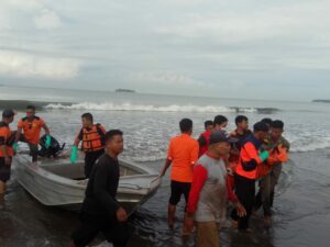 Sesosok mayat ditemukan terapung di Pantai Ma'ruf Amin, Kecamatan Pariaman Selatan, Kota Pariaman, Sumatra Barat (Sumbar) pada Kamis.