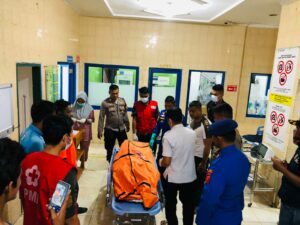 Mayat yang ditemukan terapung di sekitaran Pantai Maruf Amin, Kecamatan Pariaman Selatan, Kota Pariaman, pada Kamis (4/5/2023),