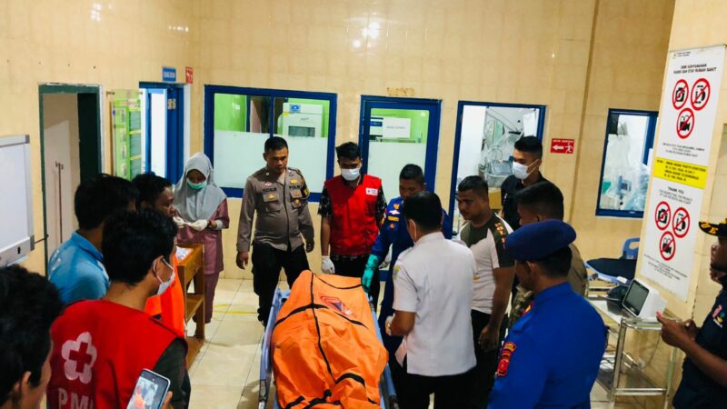 Mayat yang ditemukan terapung di sekitaran Pantai Maruf Amin, Kecamatan Pariaman Selatan, Kota Pariaman, pada Kamis (4/5/2023),