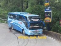 Aksi heroik seorang pria berbaju hitam yang melakukan penyelamatan terhadap bus ANS yang mengalami rem blong di kawasan Sitinjau Lauik.