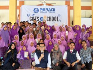 DPC Perhimpunan Advokat Indonesia (Peradi) Padang mengadakan Peradi Goes to School di SMAN 8 Padang Seri ke-16.
