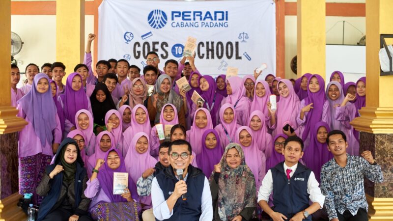 DPC Perhimpunan Advokat Indonesia (Peradi) Padang mengadakan Peradi Goes to School di SMAN 8 Padang Seri ke-16.