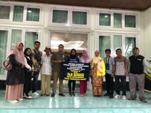 Penjabat Wali Kota Payakumbuh, Rida Ananda melepas secara resmi perenang tunagrahita asal Kota Payakumbuh, Nadila yang akan mengikuti SOWSG