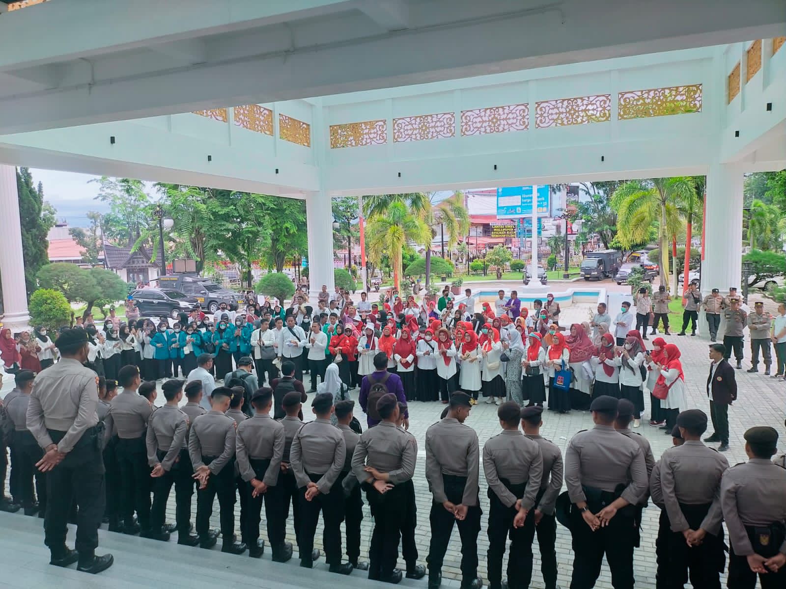 Ratusan massa dari berbagai organisasi profesi tenaga kesehatan (nakes) menggelar aksi damai tolak RUU Kesehatan (Omnibus Law) ke DPRD