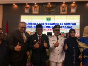 Usai dilantik menjadi Wawako Padang pada Selasa (9/5/2023), Ekos Albar menyatakan siap membantu tugas-tugas Wali Kota (Wako) Padang. Ke depan