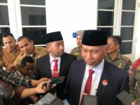 Gubernur Sumbar, Mahyeldi menyebut tidak mengetahui insiden pengusiran mobil dinasnya di KPU. Menurut Mahyeldi, ia tidak menaikki mobil dinas