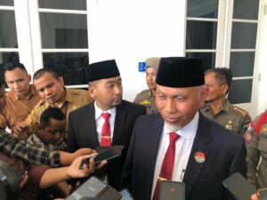 Gubernur Sumbar, Mahyeldi menyebut tidak mengetahui insiden pengusiran mobil dinasnya di KPU. Menurut Mahyeldi, ia tidak menaikki mobil dinas