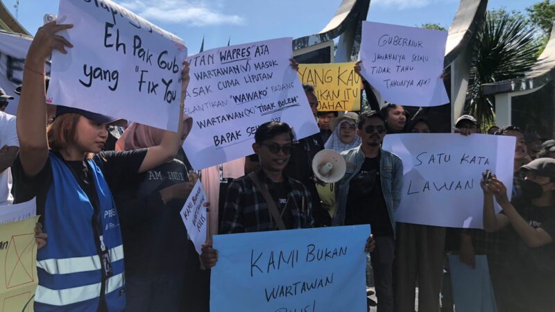 Ratusan wartawan yang tergabung dalam Koalisi Wartawan Anti Kekerasan (KWAK) Sumatra Barat (Sumbar) mengelar aksi unjuk rasa di kanto