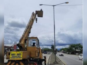 UPT Penerangan Jalan Umum (PJU) Dinas Perhubungan Kota Padang melakukan pemasangan dan penggantian lampu LED di 14 titik
