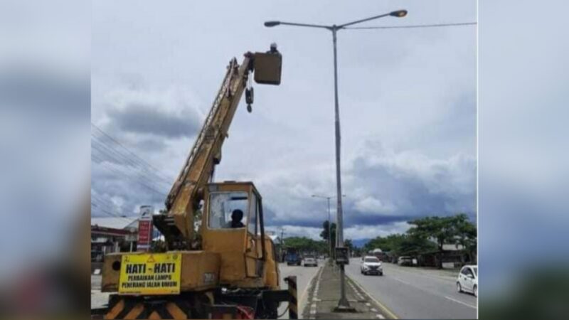 UPT Penerangan Jalan Umum (PJU) Dinas Perhubungan Kota Padang melakukan pemasangan dan penggantian lampu LED di 14 titik