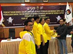 DPD Partai Golkar Sumbar resmi mendaftarkan kader terbaiknya berkompetisi menjadi Caleg dalam pesta demokrasi di KPU Sumbar.