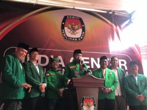 Ketua DPP PPP Bidang Politik dan Pemerintahan, Audy Joinaldy mengantarkan bakal calon legislatif (bacaleg) partainya ke KPU Sumbar