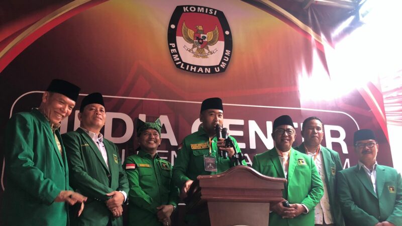 Ketua DPP PPP Bidang Politik dan Pemerintahan, Audy Joinaldy mengantarkan bakal calon legislatif (bacaleg) partainya ke KPU Sumbar