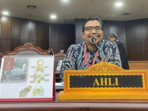 Pakar Hukum Tata Negara Universitas Andalas (Unand), Charles Simabura menyebut tidak ada larangan untuk mantan narapida untuk ikut kontestasi pemilu. Menurutnya, mantan narapidana bisa mendaftar asalkan memenuhi beberapa syarat