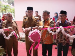 Pj. Wali Kota Payakumbuh Rida Ananda menghadiri serah terima ruang kelas baru, kantin dan rumah penjaga sekolah di SMP Negeri 2 Payakumbuh,
