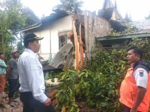 Hujan deras disertai angin kencang yang melanda Payakumbuh mengakibatkan sebuah pohon manggis yang berumur 80 tahun tumbang.