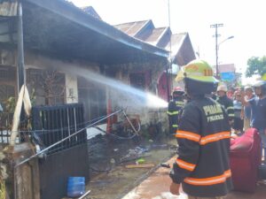 Kebakaran melanda kawasan padat penduduk di Kelurahan Surau Gadang, Kecamatan Nanggalo, Kota Padang, Sumatra Barat (Sumbar)