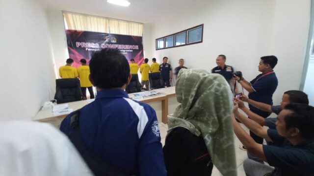 Delapan WNA Tiongkok yang terjaring dalam penangkapan oleh petugas keimigrasian di Kabupaten Pasaman Barat, tidak memiliki izin tinggal