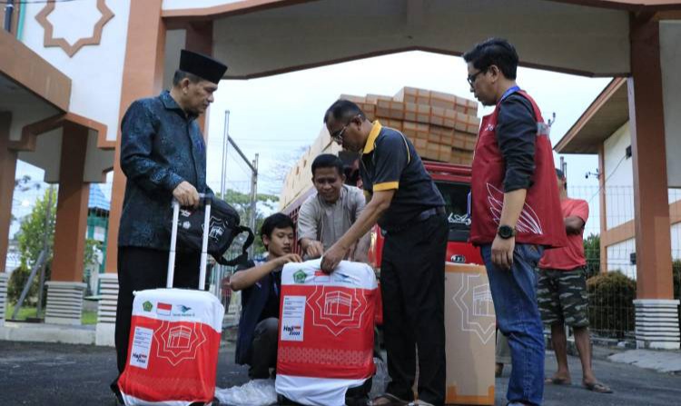Sebanyak 550 koper jemaah calon haji Sumbar sudah tiba di Asrama Haji Tabing Padang, Jumat (26/5/23) malam. Koper ini bakal didistribusikan
