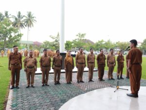Penjabat Sekretaris Daerah Dafrul Pasi menjadi pembina apel pagi di halaman kantor Wali Kota Payakumbuh, Senin (29/5/2023).